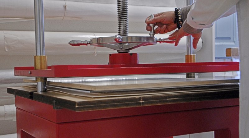 Premsa utilitzada per assecar i aplanar sota pes