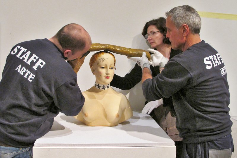 El correu supervisa la instal·lació de Bust de dona retrospectiu a Roma.