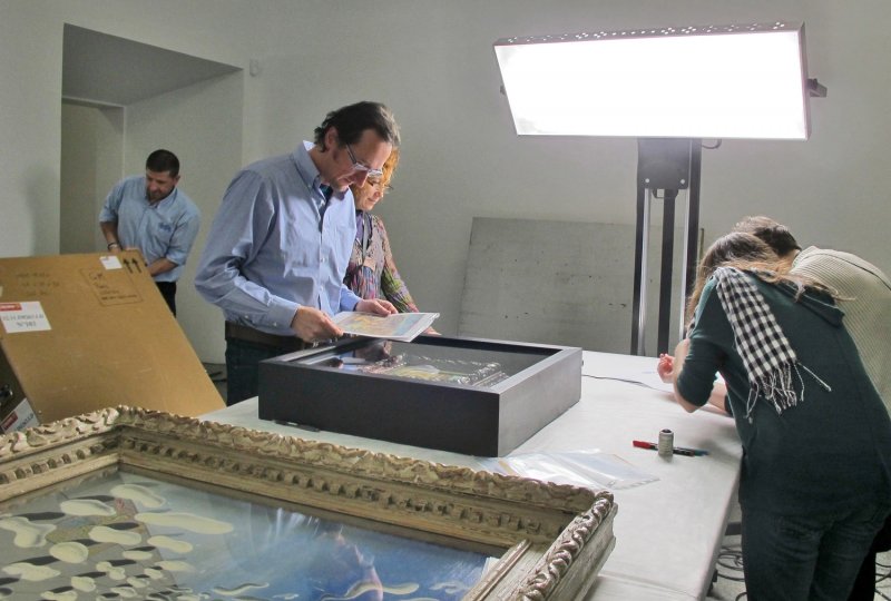 El correu comprova l’estat de condició de la pintura amb l’informe de viatge.