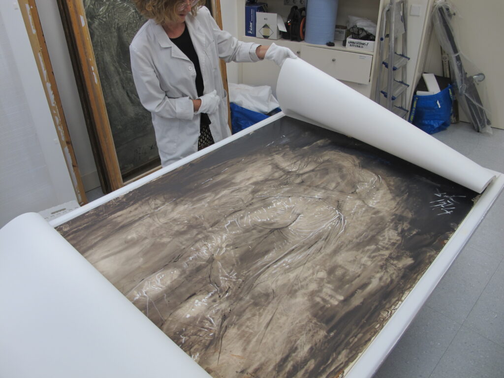 Emmagatzematge d’un dibuix de gran format en una camisa de paper barrera