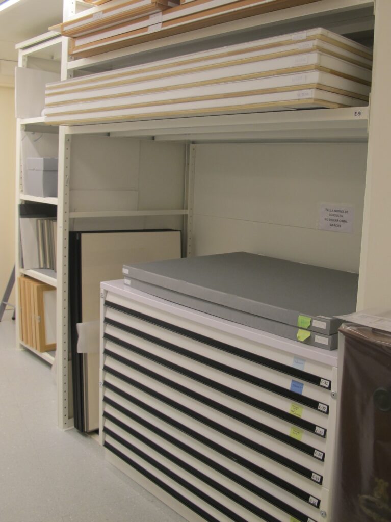 Planeres i lleixes d’obres de mitjà i gran format dels nostres magatzems.