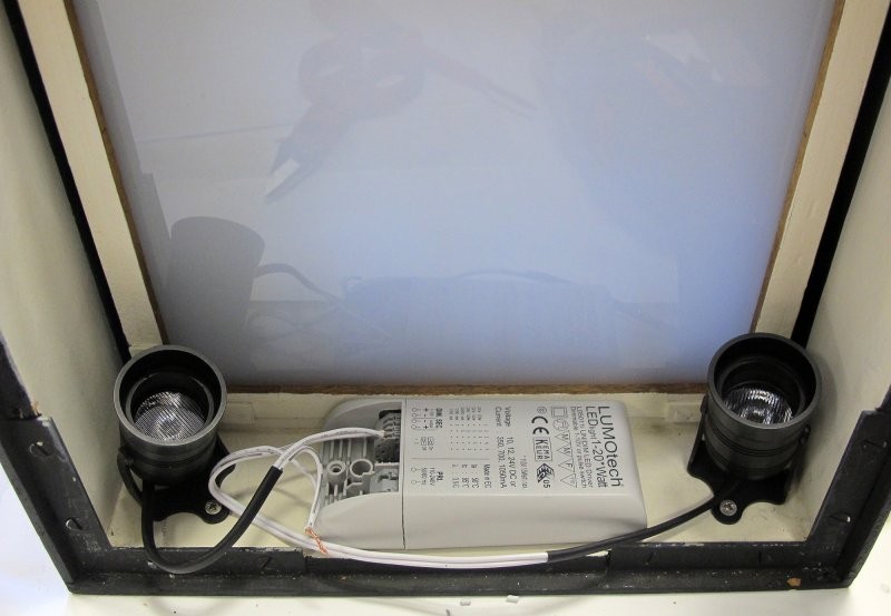 La tecnologia LED també s’ubica a la part posterior dels vidres.