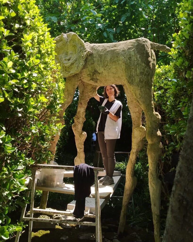 Durant el procés de neteja i restauració dels elefants.