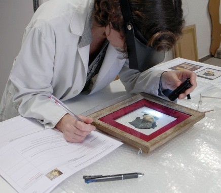 Començament automàtic d'un retrat de Gala, C.1933 (L'estudi tècnic de les capes pictòriques s'inicia amb una inspecció de la peça)