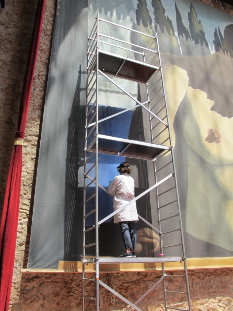 Els restauradors fan revisions periòdiques de la conservació del gran teló.