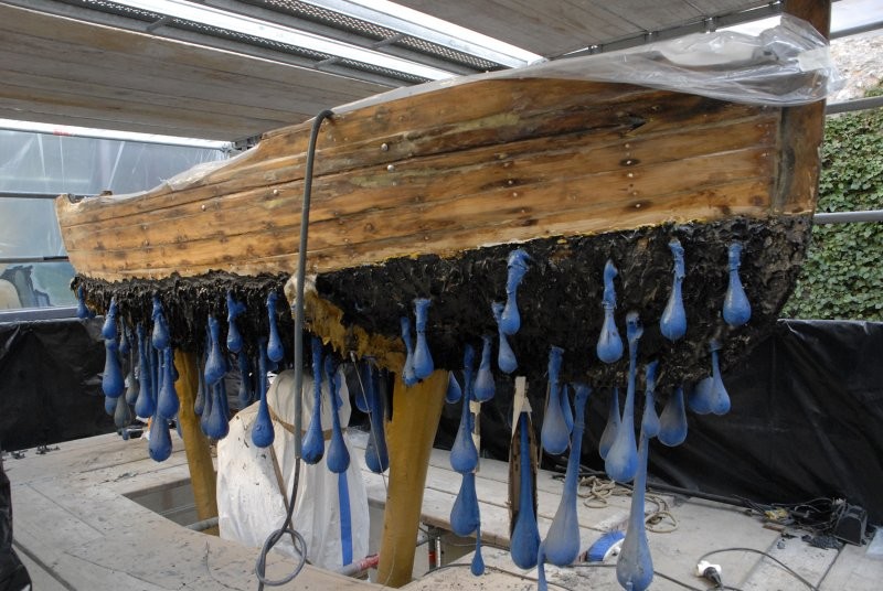 Restauració de les gotes blaves i altres elements de polièster de la barca.