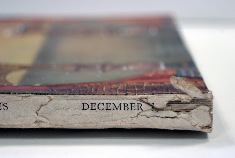 Estrip del peu d’una revista abans de la seva restauració.