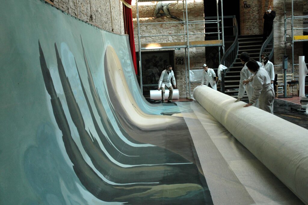 Procés de neteja amb el suport d’un gran cilindre que permet enrotllar-lo.