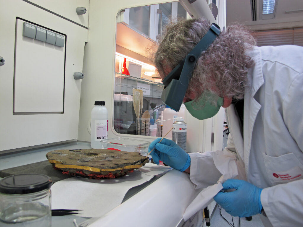 Procés de fixació del ribet daurat de la base de la Creu de l’àngel