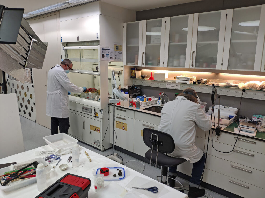 Procés de fixació del ribet daurat de la base de la Creu de l’àngel