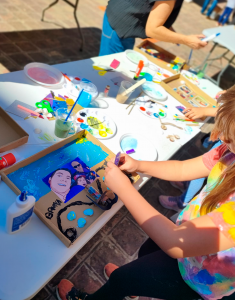 Infants realitzant un taller amb pintures i altres materials